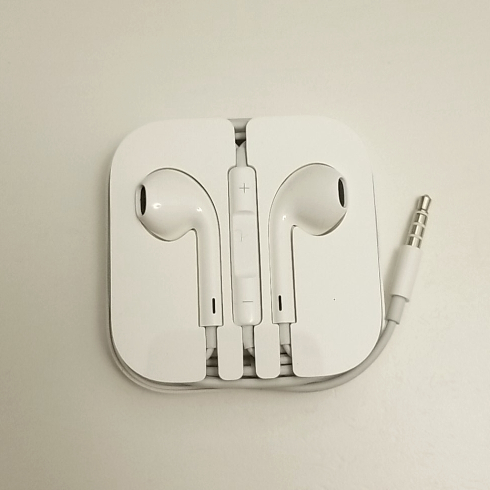 Original Apple Earpods with 3.5mm Headphon…